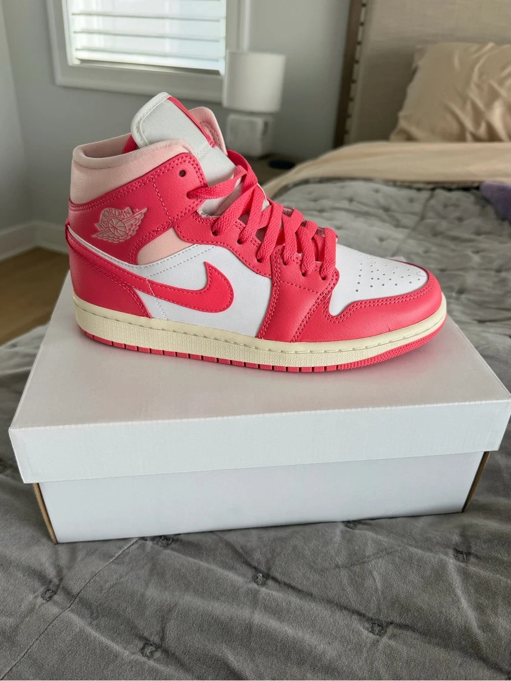 NEVER WORN Nike Women’s Air Jordan 1 White/Sea Coral- Atmosphere Blanc